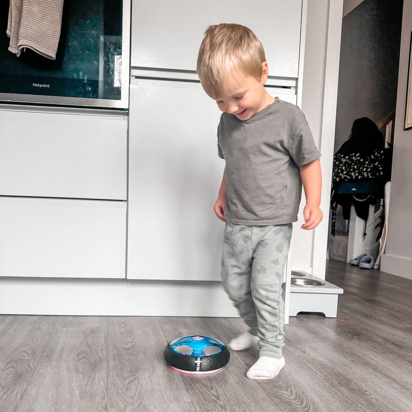 AirPlay™ - Svævende Fodbold med LED-lys